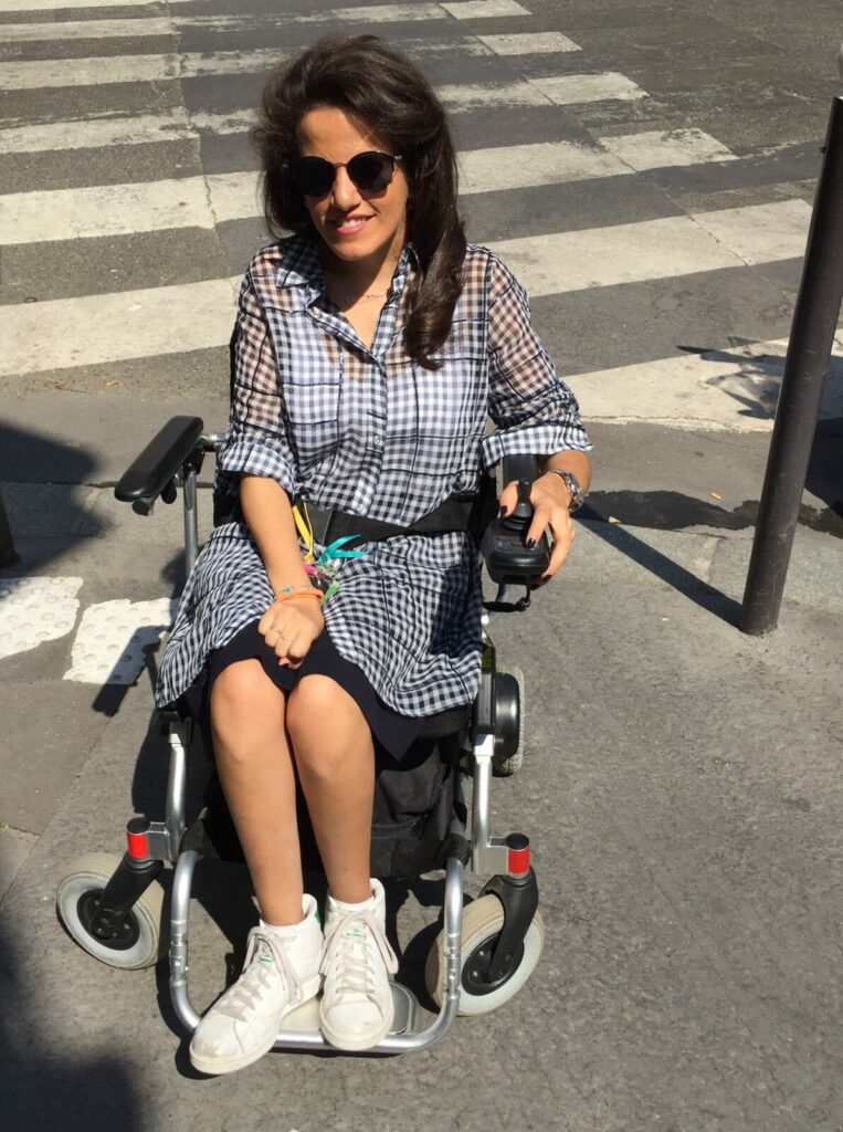 femme voyage en voiturette