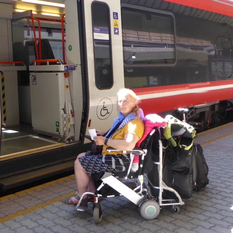voyage en train en voiturette électrique